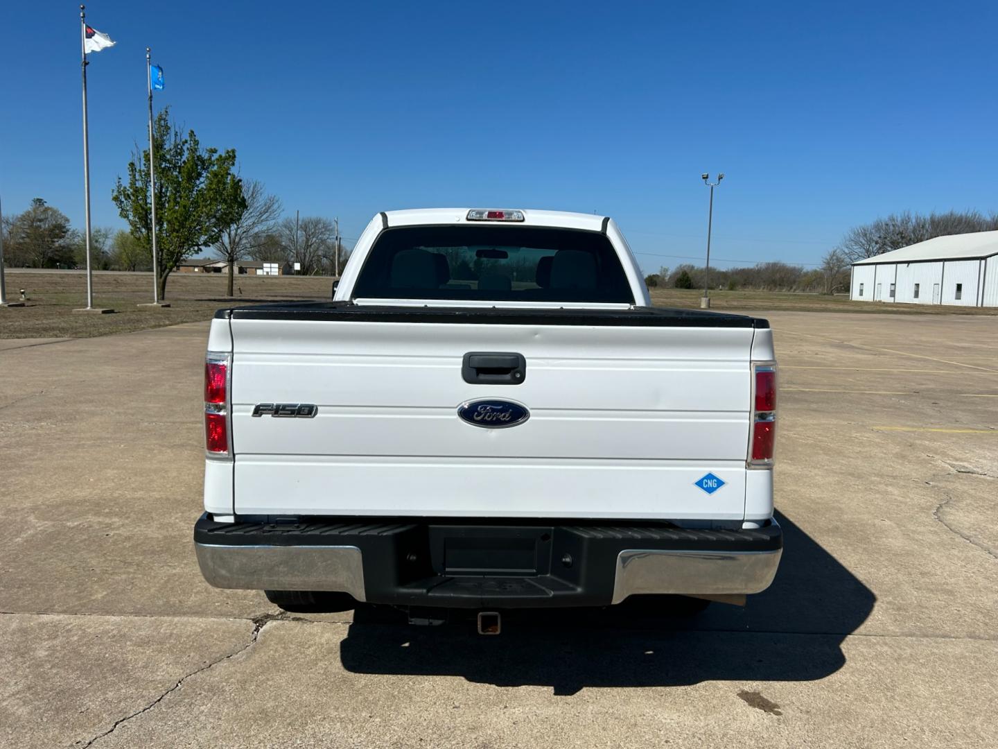 2014 White /Gray Ford F-150 XLT SuperCab 8-ft. Bed 2WD (1FTEX1CM9EK) with an 3.7L V6 DOHC 24V engine, 6-Speed Automatic transmission, located at 17760 Hwy 62, Morris, OK, 74445, (918) 733-4887, 35.609104, -95.877060 - 2014 FORD F-150 XLT SUPERCAB 8-ft. BED 2WD 3.7L V6 FEATURES KEYLESS REMOTE ENTRY, POWER LOCKS, POWER WINDOWS, AM/FM STEREO, SIRIUS XM STEREO, CD PLAYER, AUXILLARY PORT, HANDS-FREE BLUETOOTH CALLING, CRUISE CONTROL, TRACTION CONTROL, MULTI-FUNCTIONING STEERING WHEEL CONTROLS. HAS 169,145 MILES WITH 2 - Photo#5